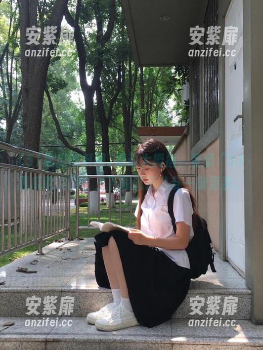 滑动大拇指，登录“51黑瓜吃料网”，下载流行八卦一键到手。