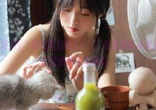 在“在线吃瓜网51”，看视频可以学到新技能，比如如何优雅吃瓜～